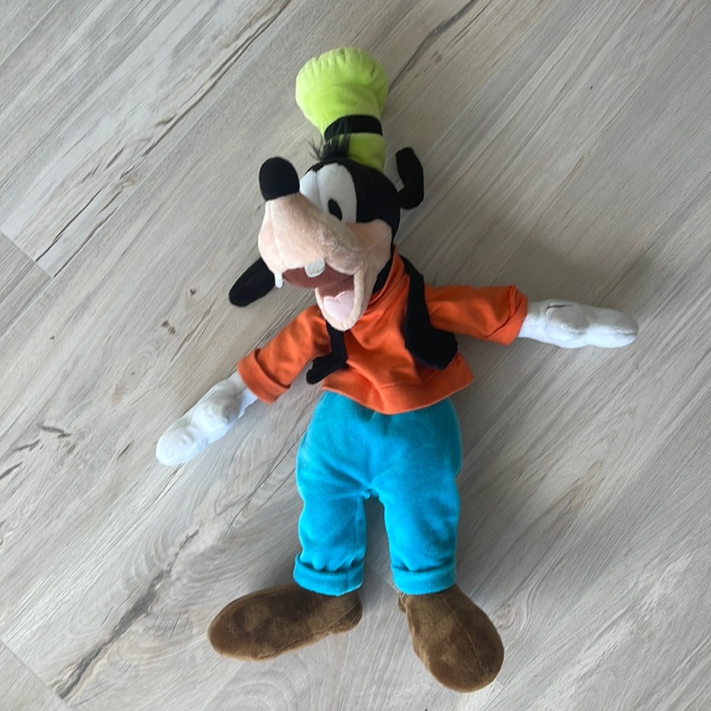 Ginuwine, Disney store, authentic Goofy stuffed animal 20 inches tall